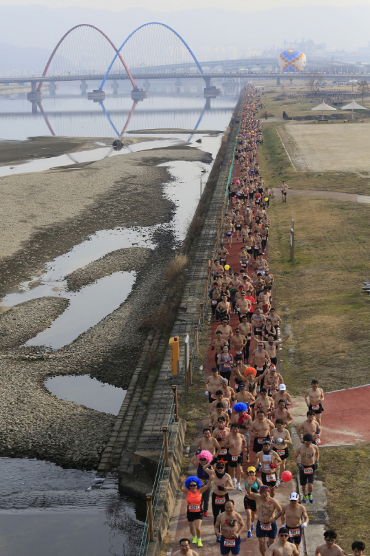 ‘2017 대전 맨몸마라톤 대회’에 참가한 시민들이 갑천변을 달리고 있다. 사진제공=맥키스컴퍼니