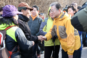 문재인 전 더불어민주당 대표가 1일 오전 광주 무등산 등반 후 시민들과 악수하며 새해 인사를 하고 있다. 문 전 대표는 2017년 새해 첫 일정으로 광주의 상징 무등산에 올라 해맞이를 했다. /연합뉴스