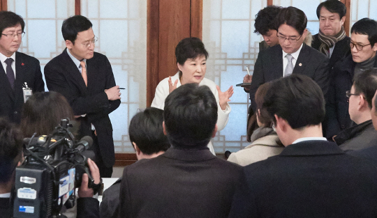 박근혜 대통령이 새해 첫날인 1일 오후 청와대 상춘재에서 출입기자단과 신년인사회를 겸한 티타임을 갖고 참석자들의 질문에 답하고 있다./연합뉴스
