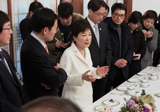 박근혜 대통령이 새해 첫날인 1일 오후 청와대 상춘재에서 출입기자단과 신년인사회를 겸한 티타임을 갖고 참석자들의 질문에 답하고 있다.   /연합뉴스