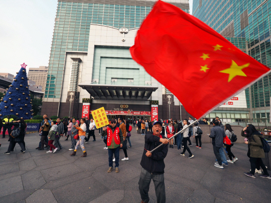 지난달 23일(현지시간) 대만 타이완 도심의 1010타워 앞에서 친중국 성향의 운동가가 오성홍기를 흔들고 있다. /EPA연합뉴스