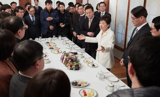 박근혜 대통령이 새해 첫날인 1일 오후 청와대 상춘재에서 출입기자단과 신년인사회를 겸한 티타임을 갖고 참석자들의 질문에 답하고 있다./연합뉴스