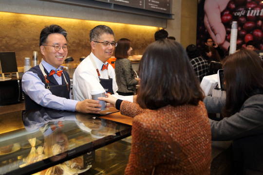 서명석(왼쪽)·황웨이청 유안타증권 대표이사가 2일 서울 을지로 본사 1층 로비에서 임직원들에게 커피 등 음료와 샌드위치를 건네며 덕담을 하고 있다. /사진제공=유안타증권