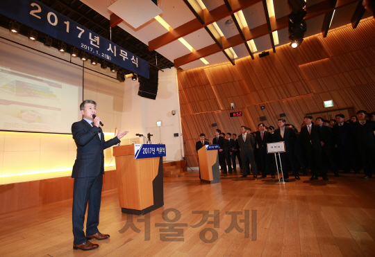 장세욱 동국제강 부회장이 2일 서울 을지로 본사에서 열린 시무식에서 임직원들에게 2017년 ‘부국강병’을 경영방침으로 설명하고 있다./사진제공=동국제강