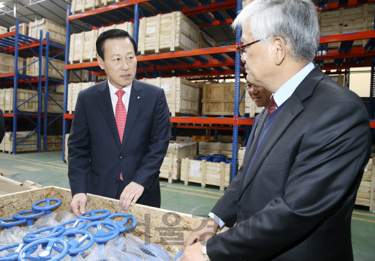 김도진(왼쪽) 기업은행장이 2일 오후 밸브 제조기업인 ㈜정도기계를 방문해 남중호 대표이사로부터 제품 설명을 듣고 있다. /사진제공=IBK기업은행