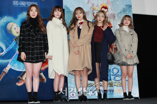 /2일 오후 서울 영등포구 영등포 타임스퀘어에서 열린 영화 ‘눈의 여왕3: 눈과 불의 마법대결 X 우주소녀’ VIP 시사회에서 걸그룹 우주소녀(연정, 성소, 다원, 여름, 루다)가 포토타임을 갖고 있다.