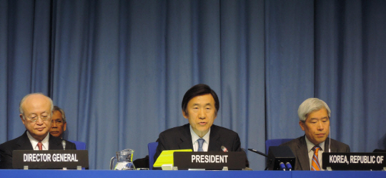 윤병세(가운데) 외교부 장관이 지난 달 오스트리아 빈에서 개막한 국제원자력기구(IAEA) 핵 안보 각료회의를 주재하고 있다. /연합뉴스