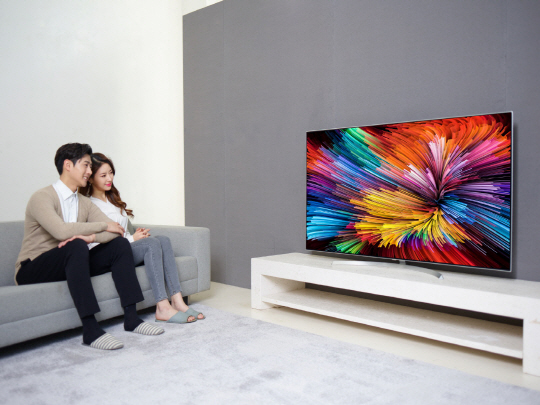LG전자의 슈퍼 울트라HD TV를 LG전자 모델들이 소개하고 있다. /사진제공=LG전자