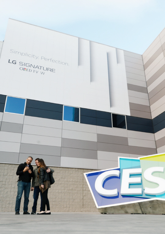LG전자가 5일(현지시간)부터 세계 최대 가전전시회 ‘CES 2017’가 열리는 미국 라스베이거스 컨벤션센터(LVCC)에 ‘LG SIGNATURE 올레드 TV W’를 알리는 대형 옥외광고를 설치했다. /사진제공=LG전자