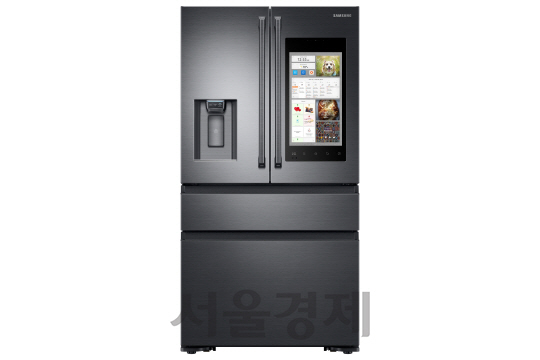 삼성전자가 사물인터넷(IoT) 기술을 접목해 내놓은 냉장고 ‘패밀리허브 2.0’ 제품 모습. / 사진제공=삼성전자