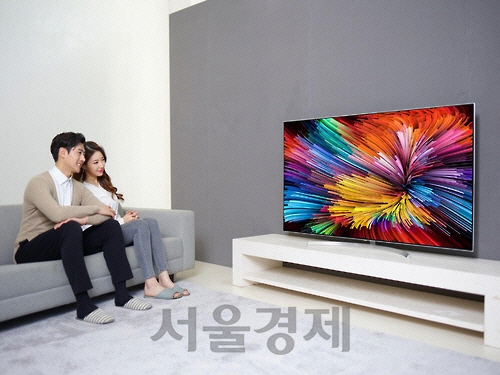 LG전자 모델들이 3세대 ‘슈퍼 울트라 HDTV’를 시청하고 있다. /사진제공=LG전자