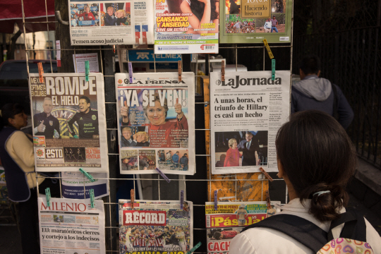 지난해 11월 8일(현지시간) 멕시코 수도 멕시코시티에서 한 여성이 미국 대선 소식을 알리는 신문 가판대를 쳐다보고 있다./블룸버그통신