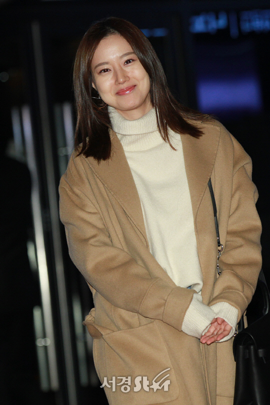 /3일 오후 서울 행당동 왕십리 CGV에서 열린 영화 ‘여교사’ VIP시사회에서 배우 문채원이 포토타임을 갖기위해 입장하고 있다.