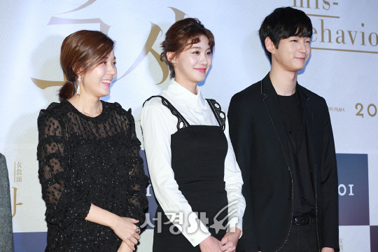 /3일 오후 서울 행당동 왕십리 CGV에서 열린 영화 ‘여교사’ VIP시사회에서 배우 김하늘, 유인영, 이원근이 포토타임을 갖고 있다.