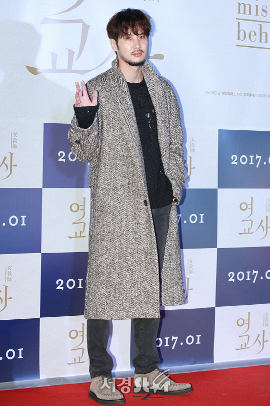 /3일 오후 서울 행당동 왕십리 CGV에서 열린 영화 ‘여교사’ VIP시사회에서 배우 김지석이 포토타임을 갖고 있다.