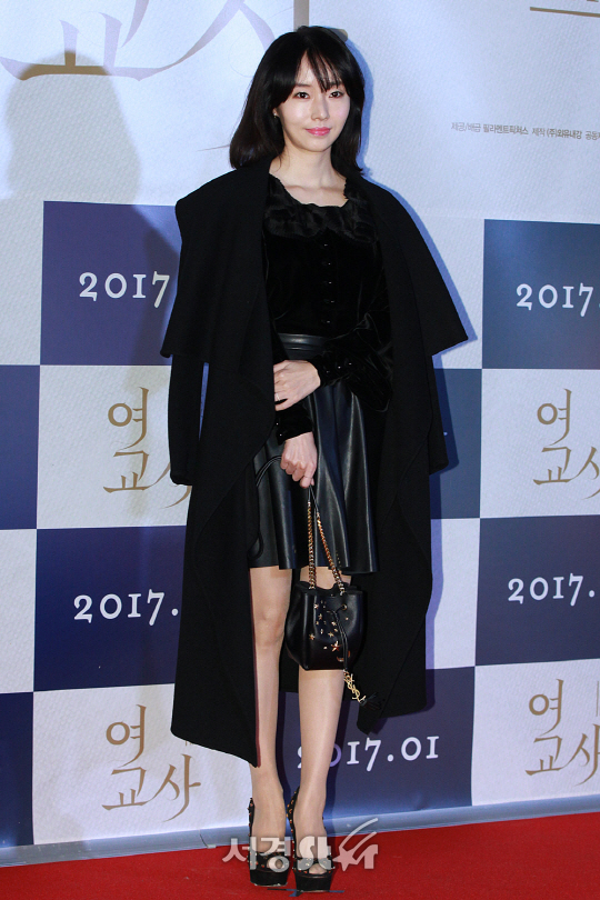 /3일 오후 서울 행당동 왕십리 CGV에서 열린 영화 ‘여교사’ VIP시사회에서 배우 이정현이 포토타임을 갖고 있다.