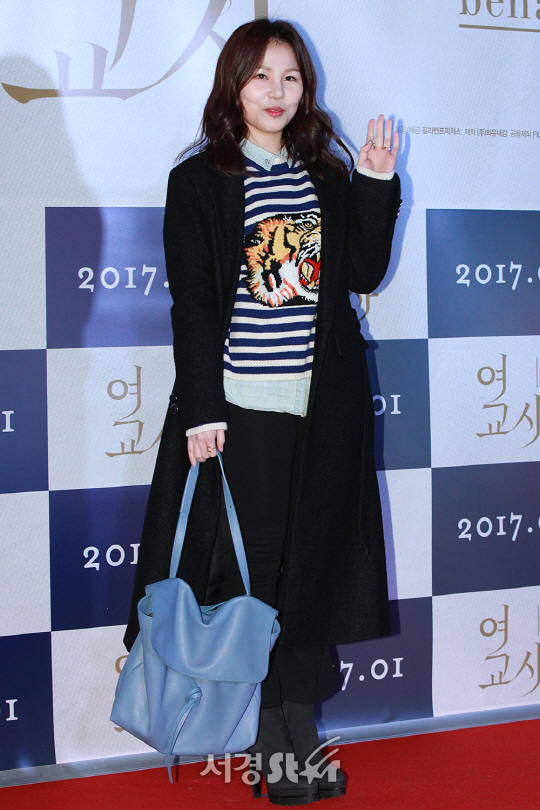 /3일 오후 서울 행당동 왕십리 CGV에서 열린 영화 ‘여교사’ VIP시사회에서 가수 알리가 포토타임을 갖고 있다.