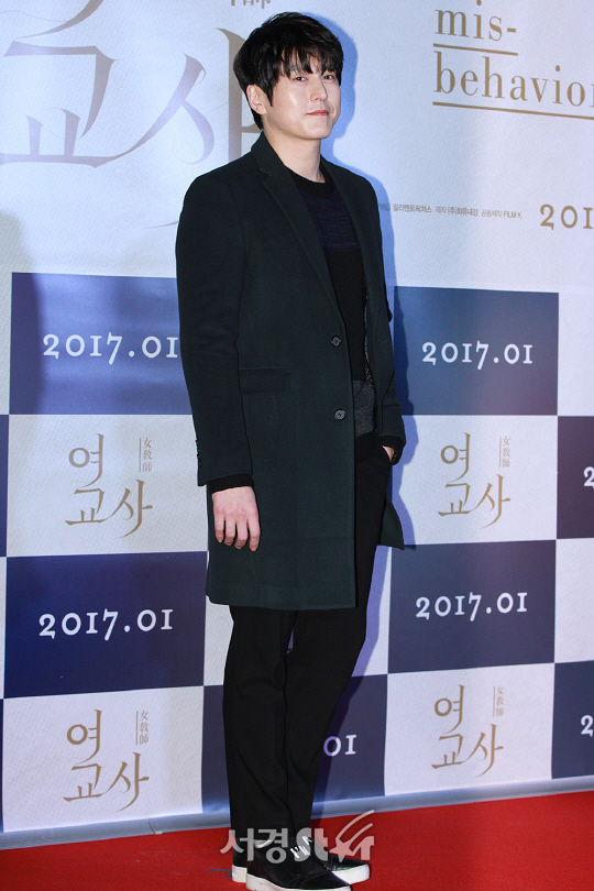 /3일 오후 서울 행당동 왕십리 CGV에서 열린 영화 ‘여교사’ VIP시사회에서 배우 류수영이 포토타임을 갖고 있다.