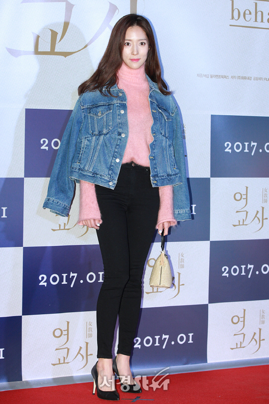 /3일 오후 서울 행당동 왕십리 CGV에서 열린 영화 ‘여교사’ VIP시사회에서 왕빛나가 포토타임을 갖고 있다.