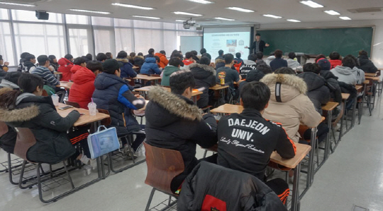 박주형 바디메카닉의 경연에 집중하는 학생들 모습이다. 12월 7일 대전대 재능기부에 많은 학생들이 참여했다.