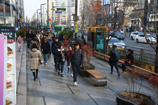 불법노점상이 사라진 강남대로에 벤치 등 휴식 공간이 자리하고 있다. /사진제공=서초구청