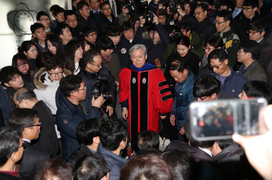 2일 오전 경북대학교 본관에서 열린 제18대 총장 취임식을 마친 김상동 총장이 경북대 민주적 정상화를 위한 범비상대책위원회의 항의를 받으며 이동하고 있다. 이날 취임식을 마친 김 총장은 1순위 후보자인 김사열 교수를 배척한 사유를 밝혀야 한다는 여론이 학내에서 일어 취임식을 미뤄왔다. /연합뉴스