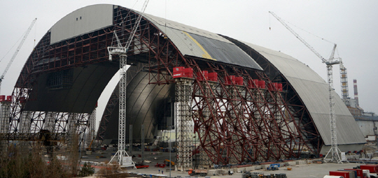 체르노빌 발전소에 설치된 거대한 돔은 인체에 위험한 방사성 물질을 앞으로 100년간 안전하게 봉인할 것이다. /사진=EBRD