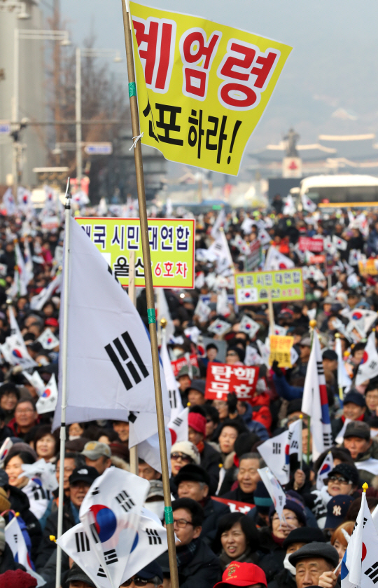 병신년 마지막 날인 31일 서울광장 일대에서 보수단체 회원들이 탄핵무효를 주장하는 집회를 열고 있다. /연합뉴스