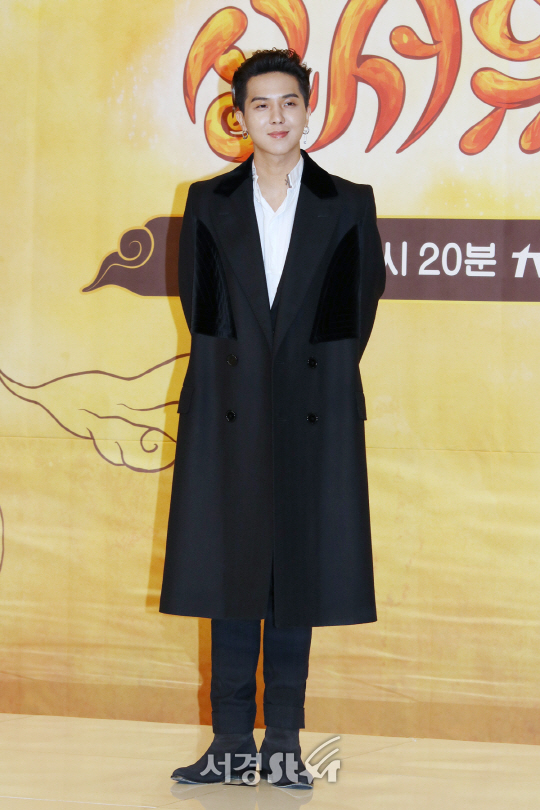 송민호가 4일 열린 tvN 예능프로그램 ‘신서유기3’ 제작발표회에서 포토타임을 갖고 있다.