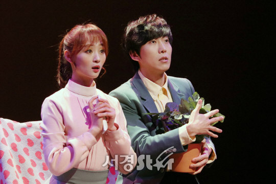 이지숙과 김재범이 4일 열린 뮤지컬 ‘어쩌면 해피엔딩’ 프레스콜에서 장면을 시연하고 있다.