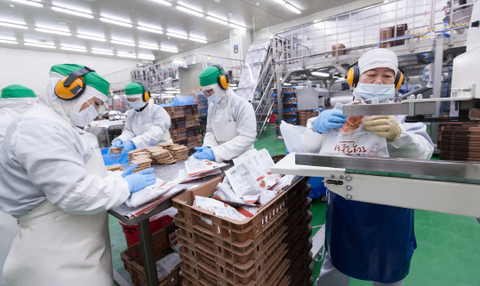 3일 충북 음성군 신세계푸드 음성식품가공센터에서  직원들이  ‘올반 떡갈비’ 제품을 포장하고 있다. /사진제공=신세계푸드