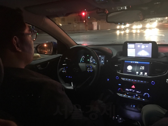 3일(현지시간) 미국 라스베이거스에서 야간 자율주행에 성공한 현대자동차의 아이오닉EV의 실제 주행 장면.