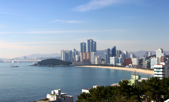 섬과 바람 코스는 부산 달맞이길에서 시작된다. 달맞이길 전망대에서 바라본 해운대 해수욕장·동백섬과 부산 시내의 모습. 바다와 바람이 만든 풍광이 절묘하다.