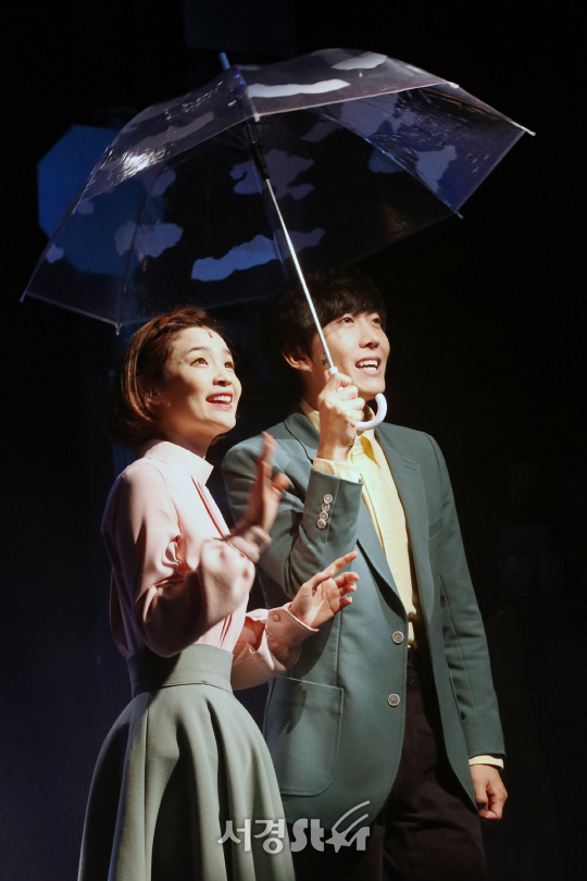 전미도와 김재범이 4일 열린 뮤지컬 ‘어쩌면 해피엔딩’ 프레스콜에서 장면을 시연하고 있다.