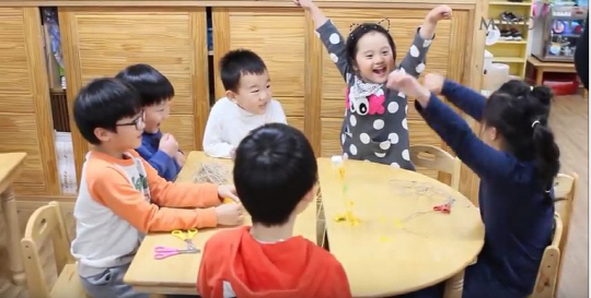 유치원생들이 마시멜로 탑을 완성한 뒤 기쁨의 제스처를 취하고 있다. /유튜브 화면 캡처