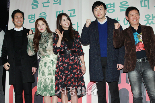 /4일 오후 서울 광진구 자양동 건대입구 롯데시네마에서 열린 영화 ‘소시민’ VIP시사회에서 영화 소시민 배우들이 포토타임을 갖고 있다.