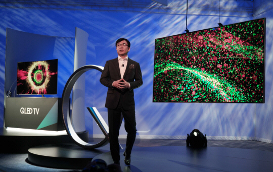 삼성전자 영상디스플레이사업부 김현석 사장이 미국 라스베이거스 킵 메모리 얼라이브 센터에서 전 세계 200여 미디어가 모인 가운데 차세대 TV ‘QLED’를 소개하고 있다. /사진제공=삼성전자