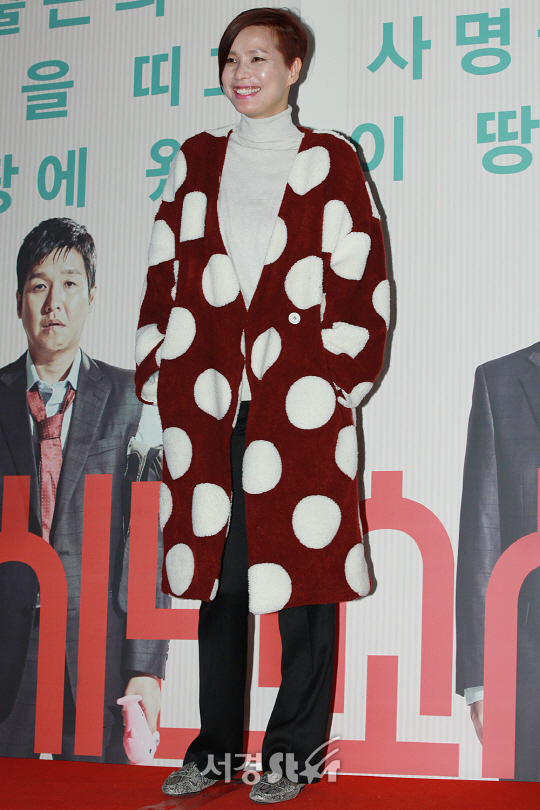 /4일 오후 서울 광진구 자양동 건대입구 롯데시네마에서 열린 영화 ‘소시민’ VIP시사회에서 박둘선이 포토타임을 갖고 있다.