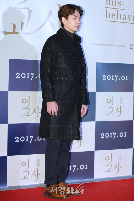 /3일 오후 서울 행당동 왕십리 CGV에서 열린 영화 ‘여교사’ VIP시사회에서 배우 김태훈이 포토타임을 갖고 있다.