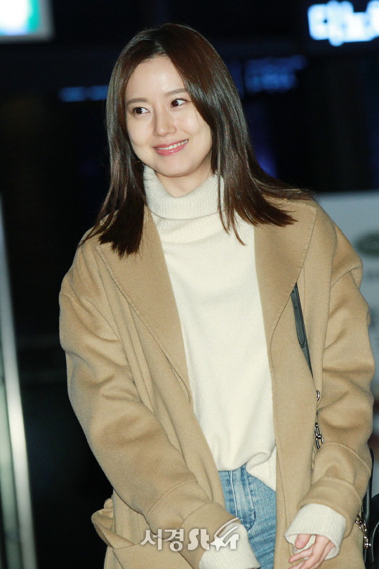 /3일 오후 서울 행당동 왕십리 CGV에서 열린 영화 ‘여교사’ VIP시사회에서 배우 문채원이 입장하고 있다.