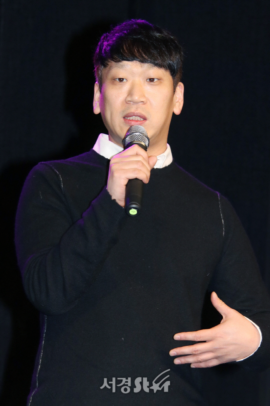김도훈 작곡가가 5일 열린 두번째 미니 앨범 ‘로맨스(ROMANCE)’ 쇼케이스에서 인사말을 하고 있다.