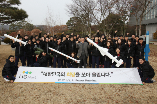 권희원 LIG넥스원 사장이 5일 경기도 용인 LIG넥스원 교육연수원에서 최고경영자(CEO) 특강을 갖고 신입사원들과 첨단 정밀유도무기를 들고 ‘자주국방 수호의 첨병이 되겠다’고 외치며 파이팅을 하고 있다./사진제공=LIG넥스원