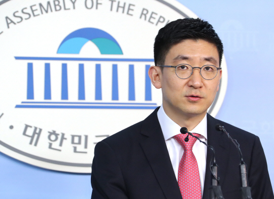 김세연 개혁보수신당 의원이 5일 오후 국회 정론관에서 기자회견을 열어 정강정책을 설명하고 있다. /연합뉴스