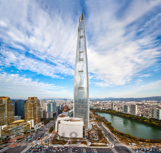 서울 송파구 신천동의 롯데월드타워 외관. /사진제공=롯데면세점