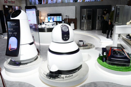 (왼쪽부터 차례로)LG전자의 공항 안내 로봇, 공항 청소 로봇, 잔디깎이 로봇 모습.
