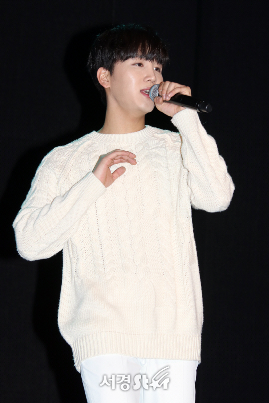 이현석이 5일 열린 두번째 미니 앨범 ‘로맨스(ROMANCE)’ 쇼케이스에서 멋진 무대를 펼쳐 보이고 있다.