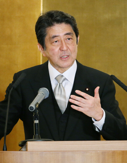 아베 신조 일본 총리가 지난 4일 미에현 이세신궁을 참배한 뒤 가진 연두 기자회견에서 연설하고 있다. /미에=AFP연합뉴스