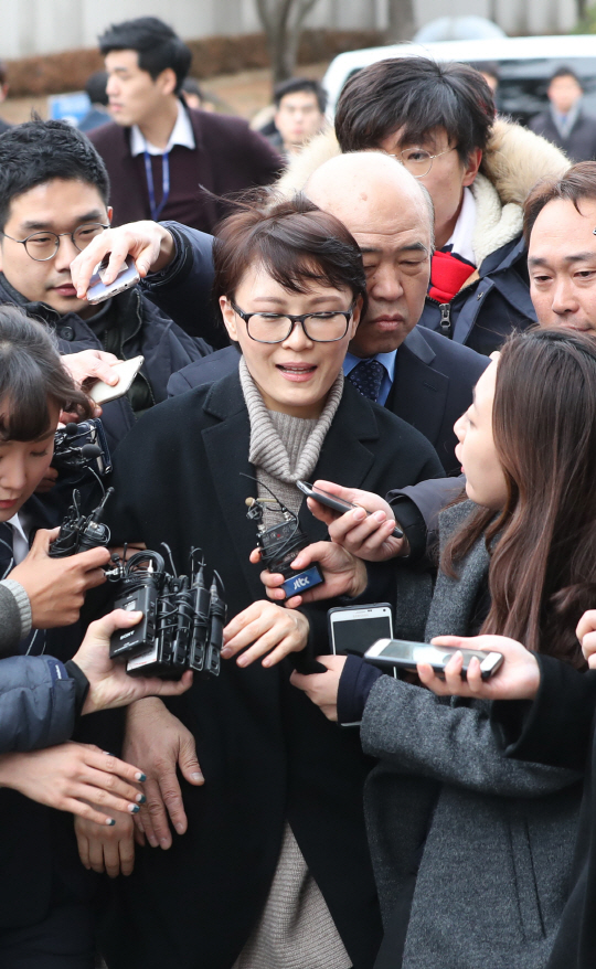 윤전추 전 청와대 행정관이 박근혜 대통령 탄핵심판 사건의 2차 변론기일인 5일 오후 서울 종로구 재동 헌법재판소 대심판정에 증인으로 출두하며 취재진의 질문세례를 받고 있다. / 연합뉴스