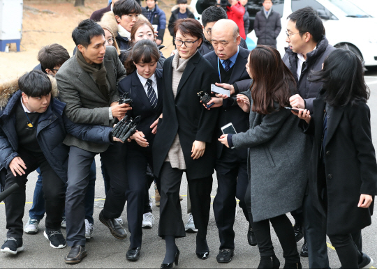 윤전추 전 청와대 행정관이 박근혜 대통령 탄핵심판 사건의 2차 변론기일인 5일 오후 서울 종로구 재동 헌법재판소 대심판정에 증인으로 출두하며 취재진의 질문세례를 받고 있다. /연합뉴스