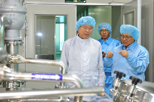 박진수(왼쪽) LG화학 부회장이 5일 생명과학사업본부 익산공장을 찾아 의약품 생산과정에 대한 설명을 듣고 있다. /사진제공=LG화학